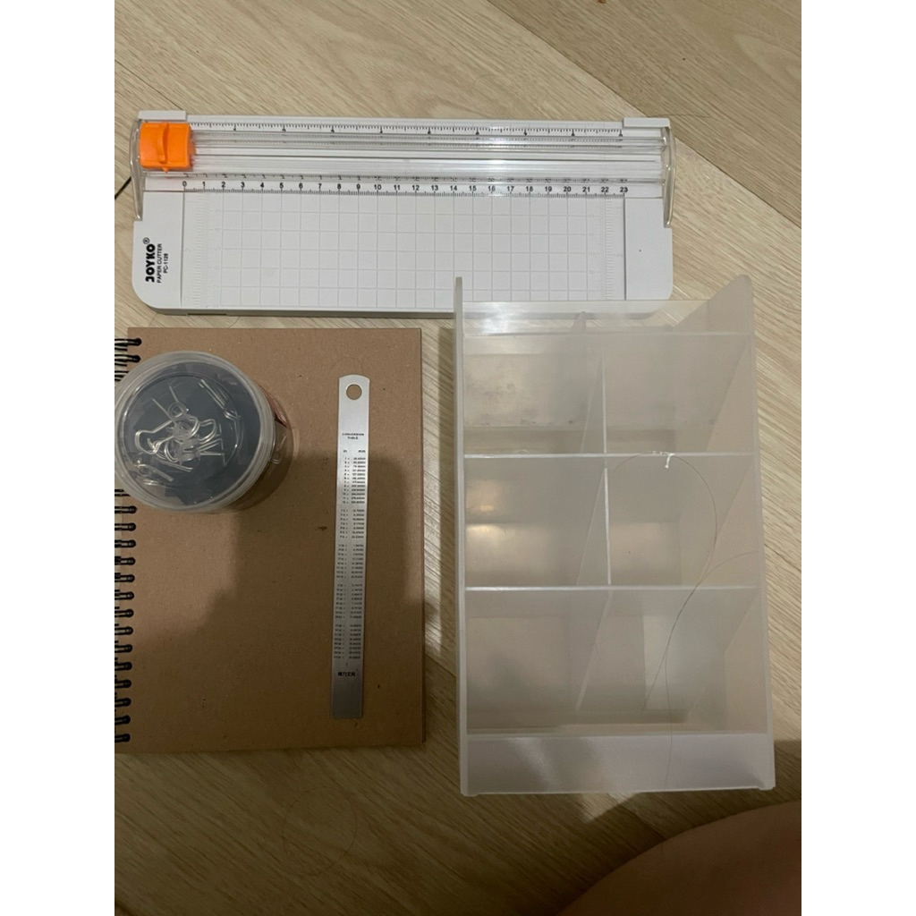 

Paket Alat Tulis Journaling/ Scrapbooking Lengkap – Bundle Deli & Joyko | Klip, Tempat Pulpen, Ruler, Buku Craft, Cutter