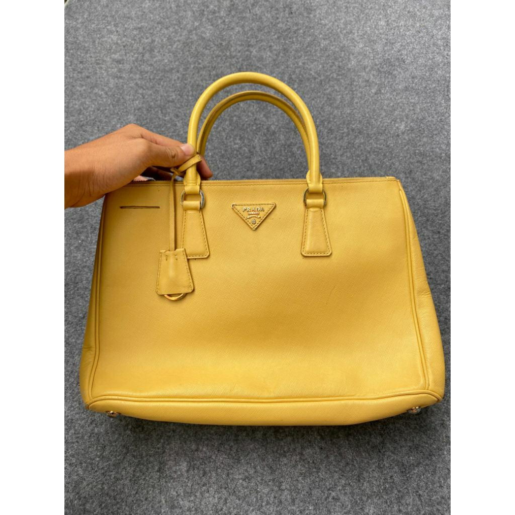 Prada Saffiano Leather Bag | Second Berkualitas| Tas Wanita Keren dan Elegan