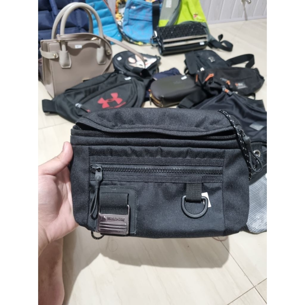 tas selempang pria tracker