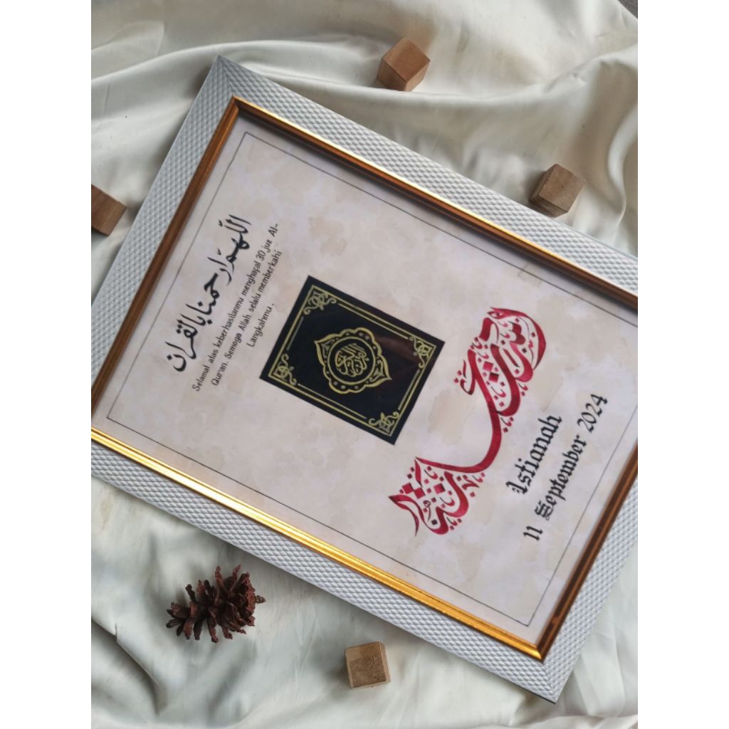 Kaligrafi Nama Costume, Bingkai Hadiah Khatam Quran / Wisuda Tahfidz – Custom Nama & Tanggal (Handma