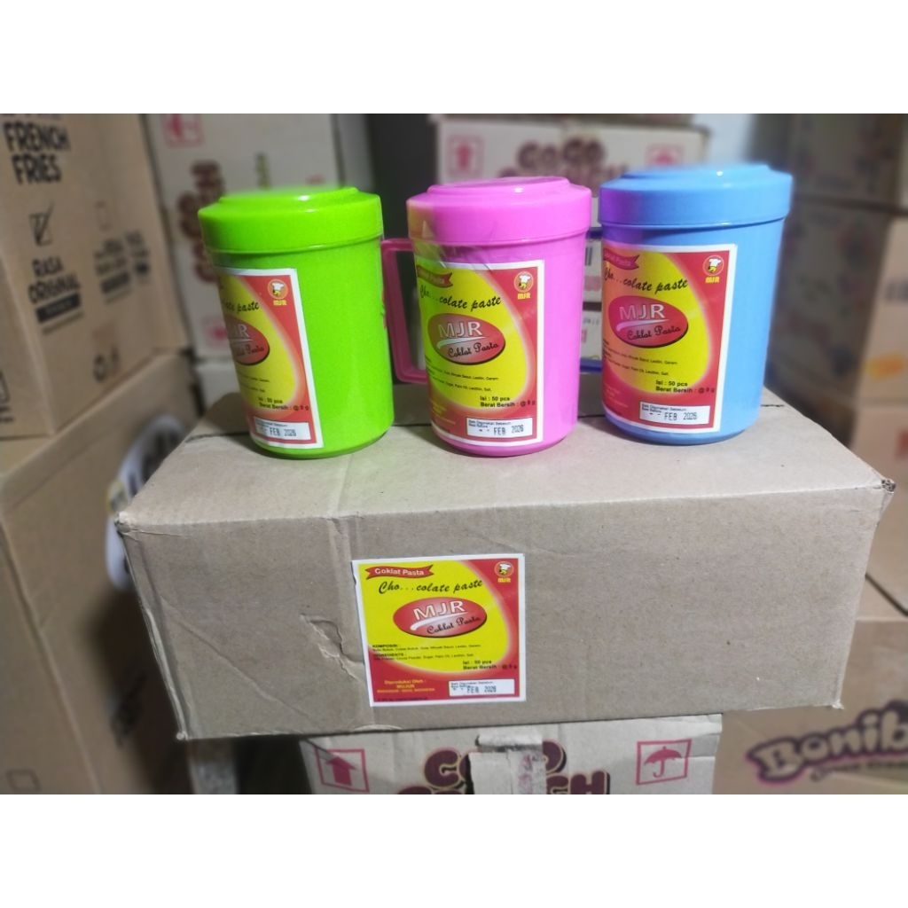 

Cokelat pasta dengan gelas isi 8x50