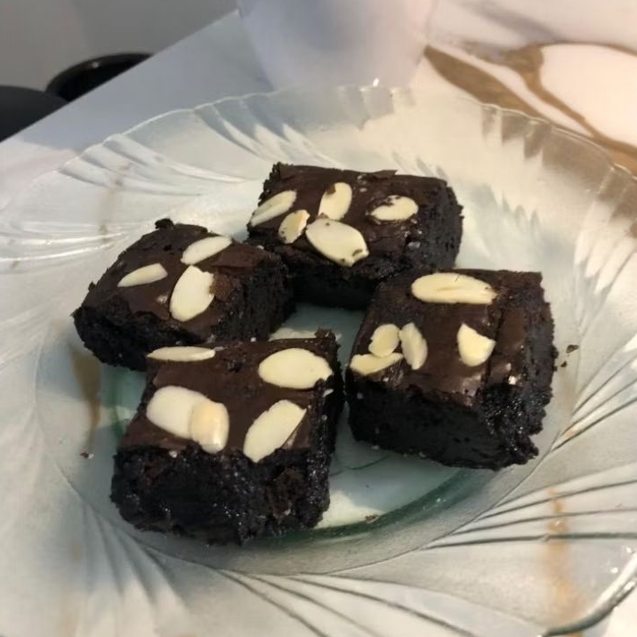 

Fudgy Brownies 20x20cm – 25 Potong | Brownies Panggang Lembut Coklat Premium