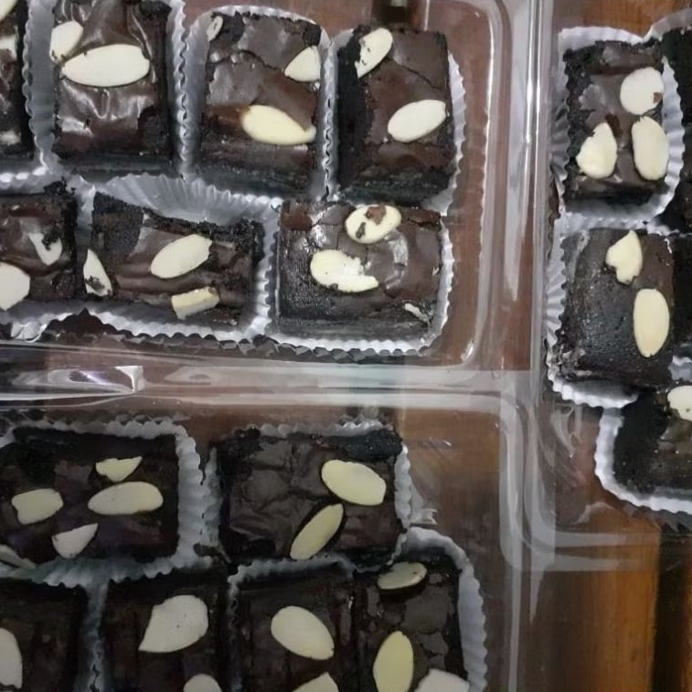

Fudgy Brownies 20x10cm – 18 Potong | Brownies Panggang Lembut Coklat Premium
