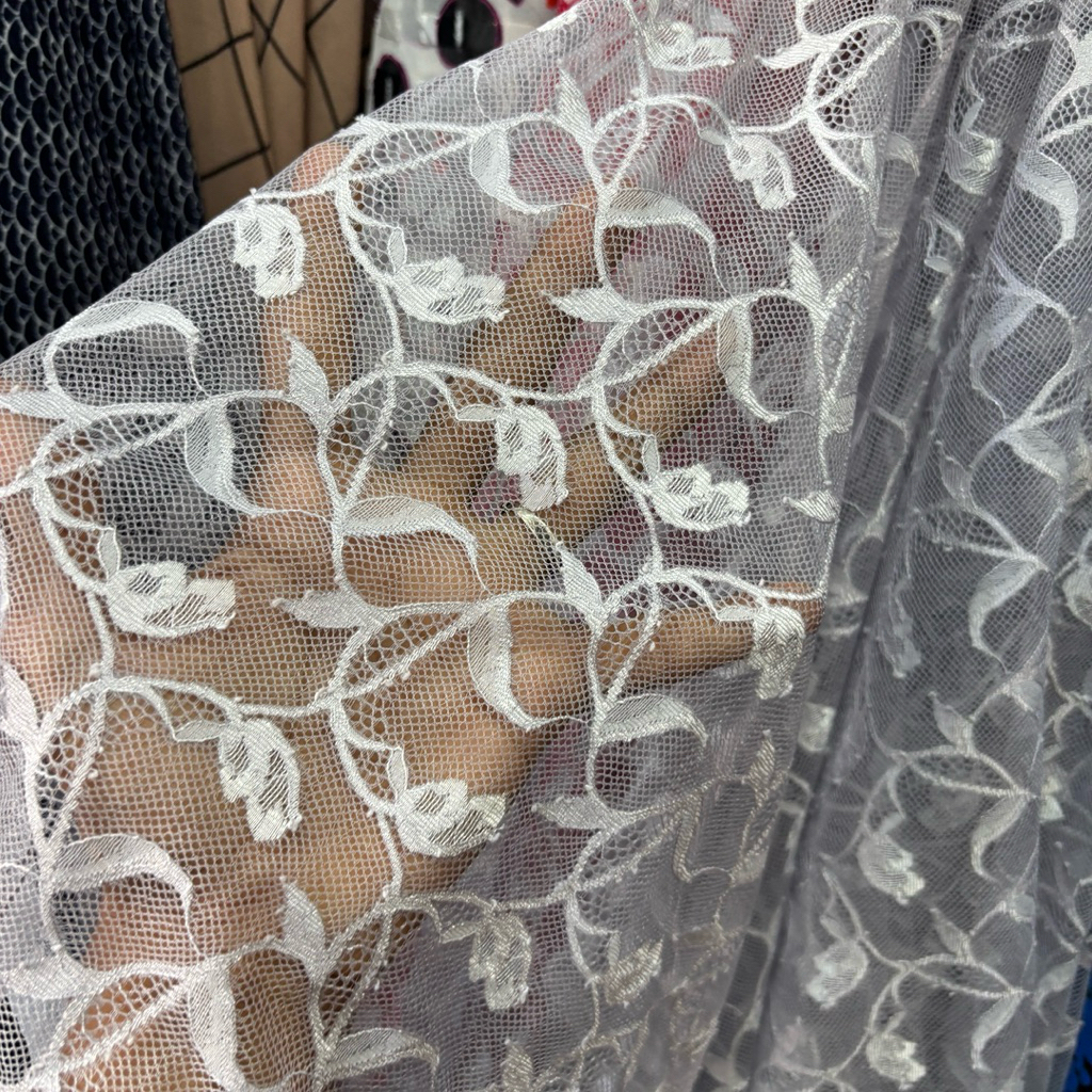 Kain Tile Bordir Bunga Putih Pucat Elegan – Lembut & Mewah