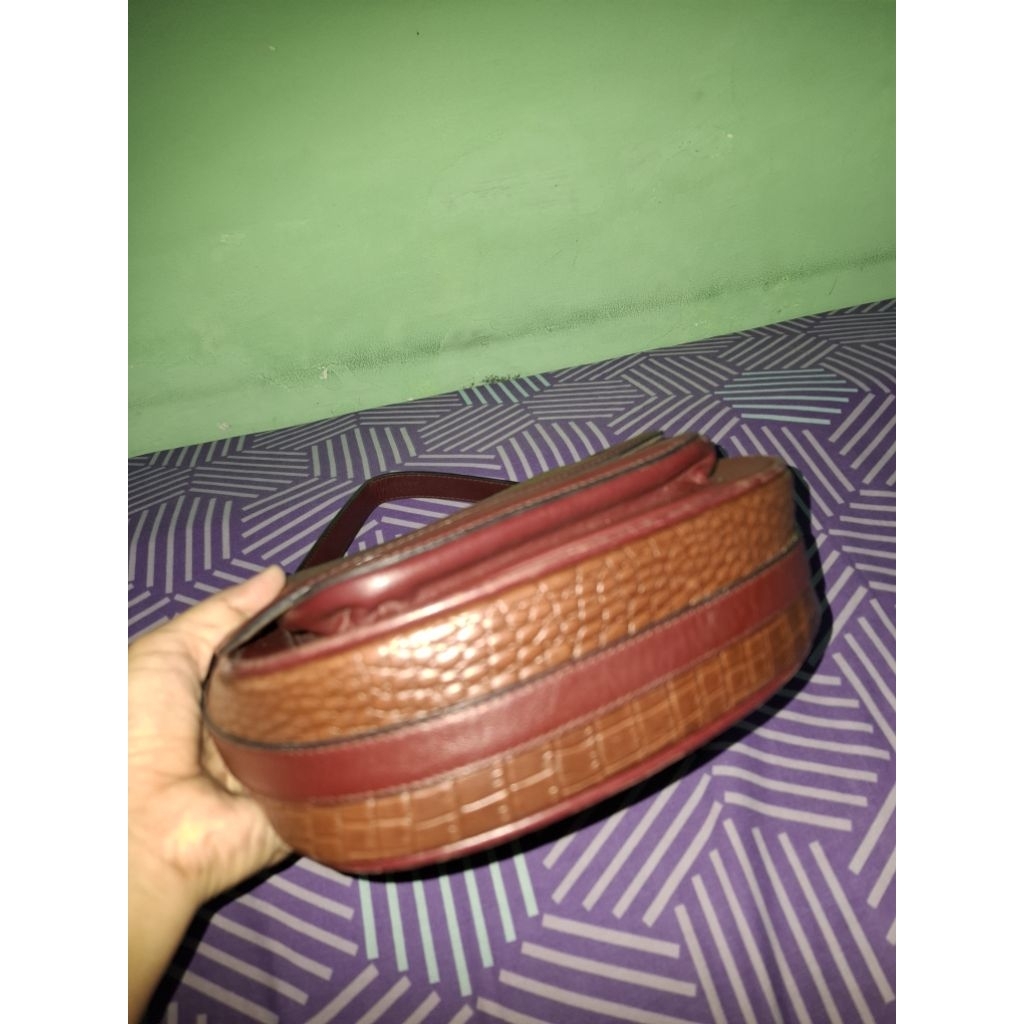 (preloved) Tas Selempang Pepari warna Burgundy Croco