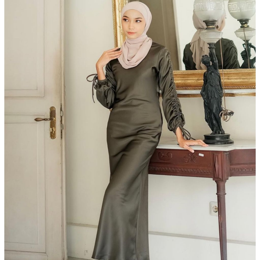 preloved dress silk satin warna hitam size M