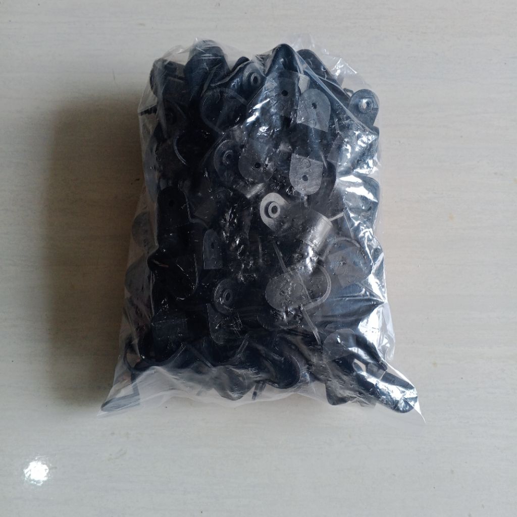 Klem pipa conduit 20mm Hitam / Clamp pipa conduit 20mm Hitam Polos