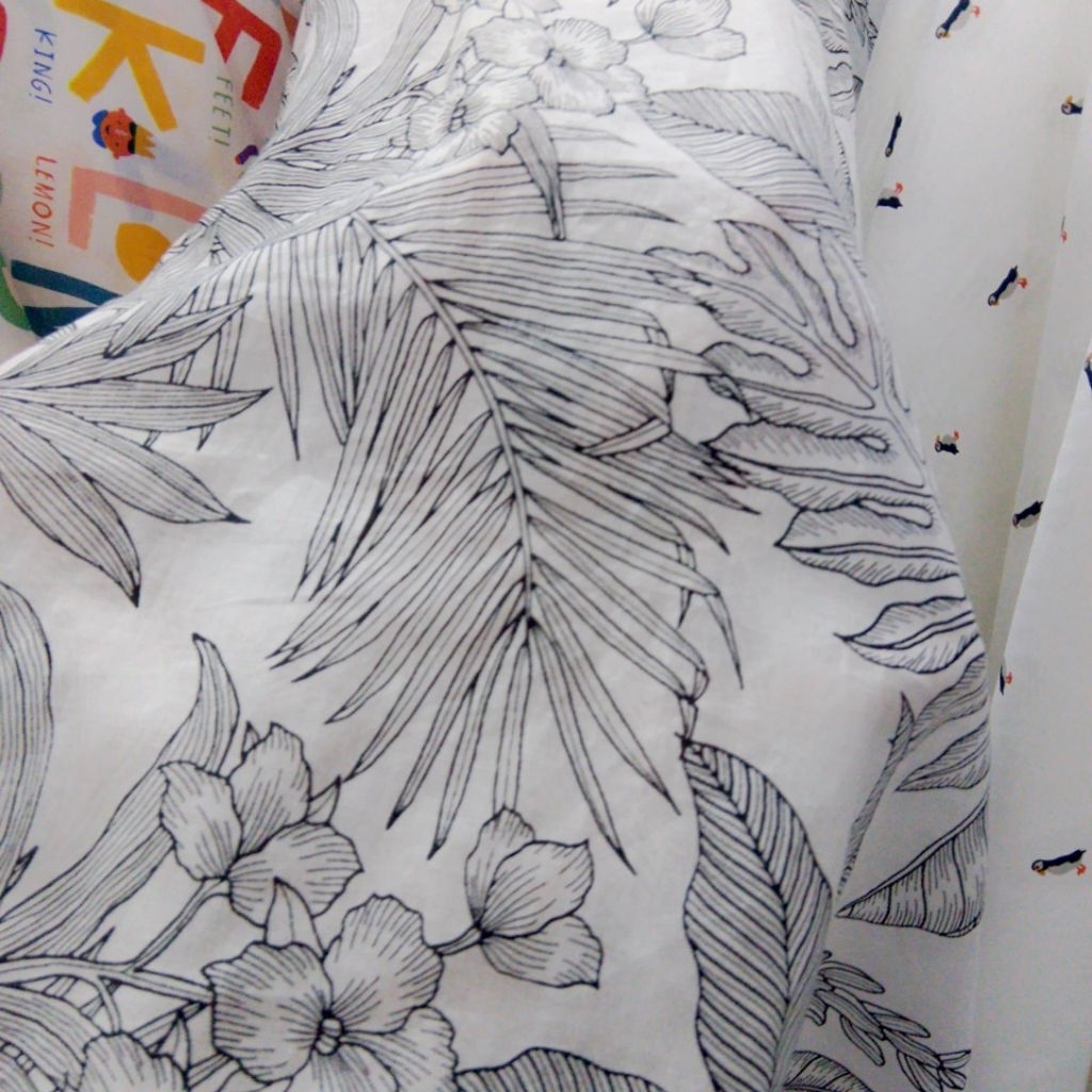 Kain Katun Poplin Motif Daun Kelapa Monokrom – Lembut, Adem, Cocok untuk Baju & Dekorasi,Kemeja & Ba