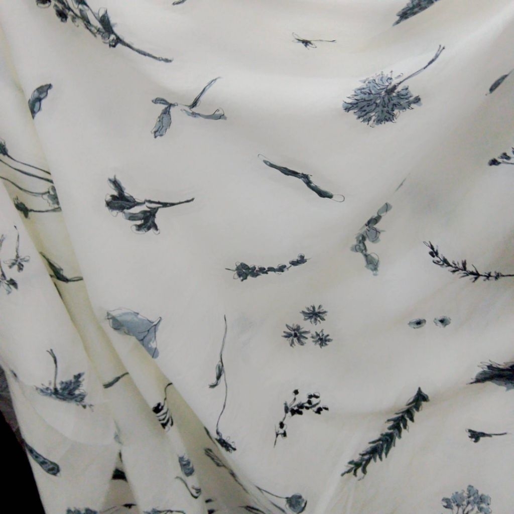 Kain Katun Poplin Motif Bunga Abu – Kain Meteran untuk Baju, Dress, dan Craft