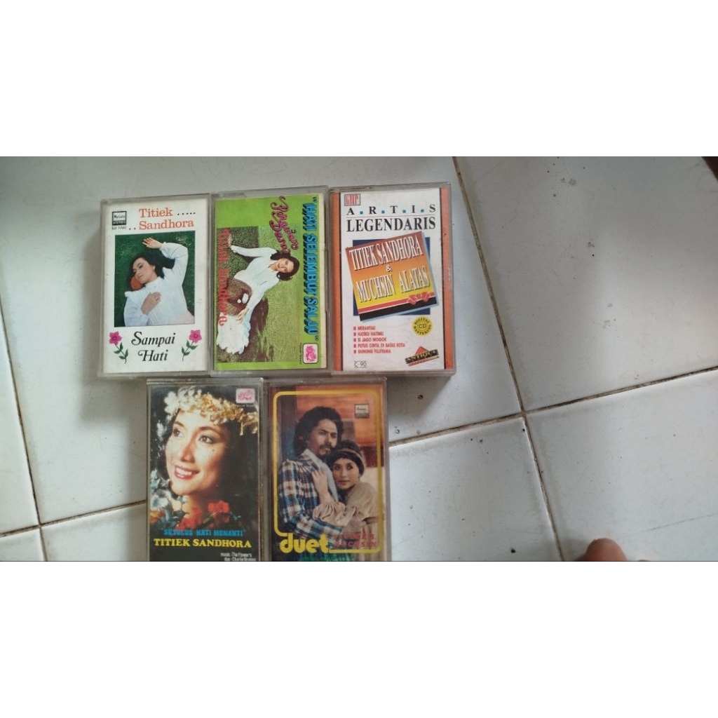Sepaket kaset Titiek Sandhora dan Muchsin Alatas