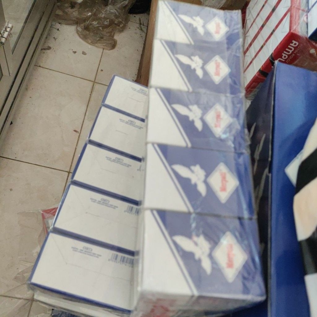 

amplop kecil merpati putih lem dibasahi air