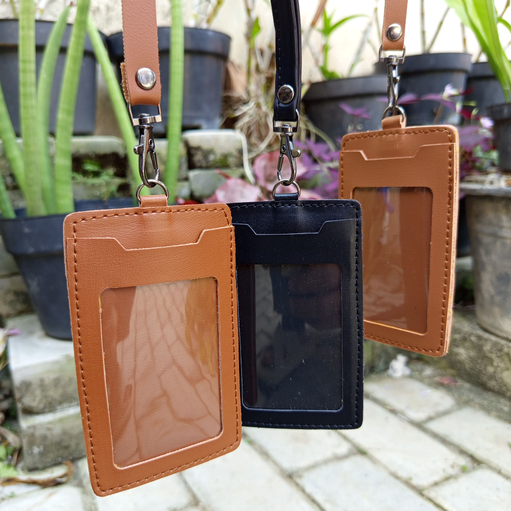 

Name Tag ID Card Holder Lanyar Kulit Pu Syntetic Leather 3 Slot Kartu Penyimpanan AB005