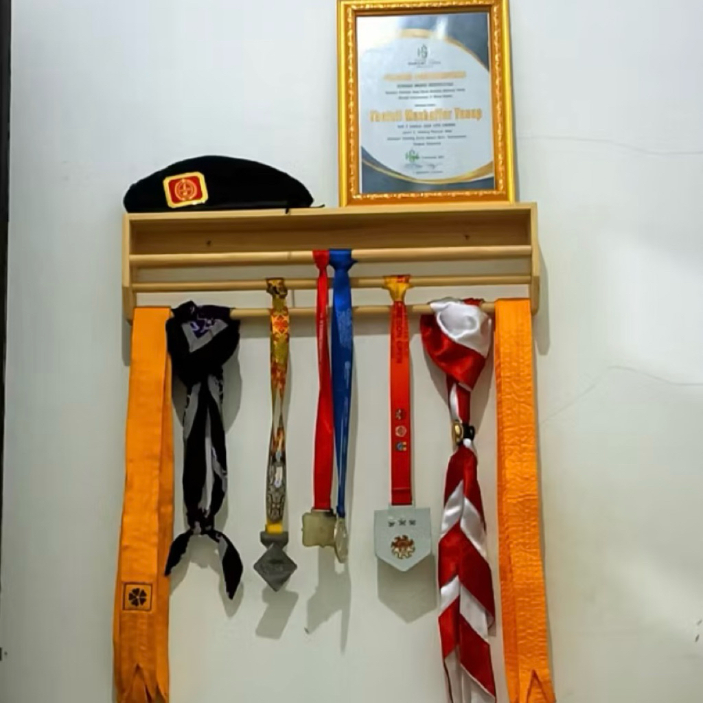 Rak gantungan medali rak piala rak trofi rak dinding serbaguna