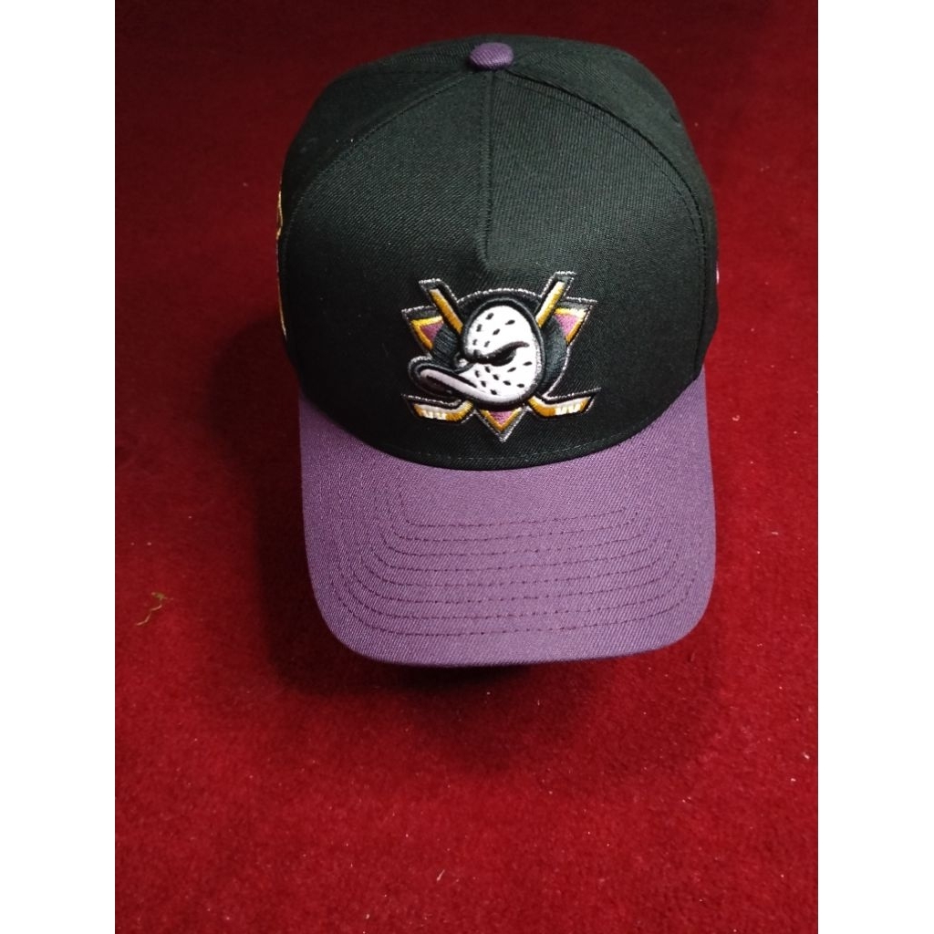 Topi Baseball New Era 9FORTY Anaheim Ducks Vintage Logo Hitam Ungu Original