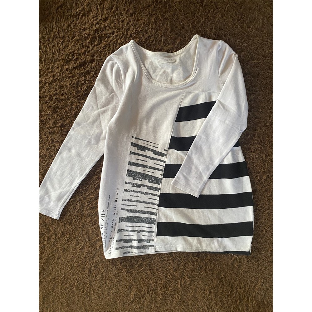 Kaos Lengan Panjang Preloved – Motif Garis Hitam Putih