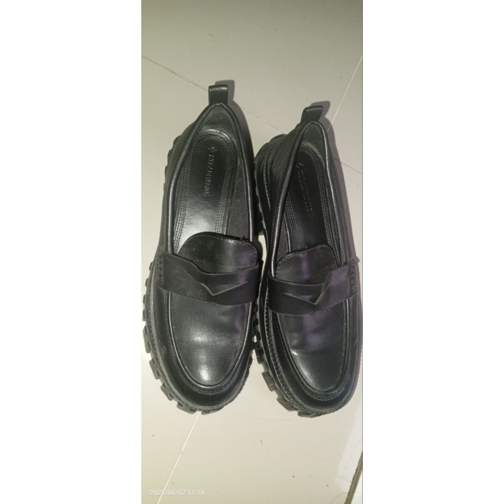 preloved sepatu pantovel stradivarius. size 38. dijual karena kekecilan