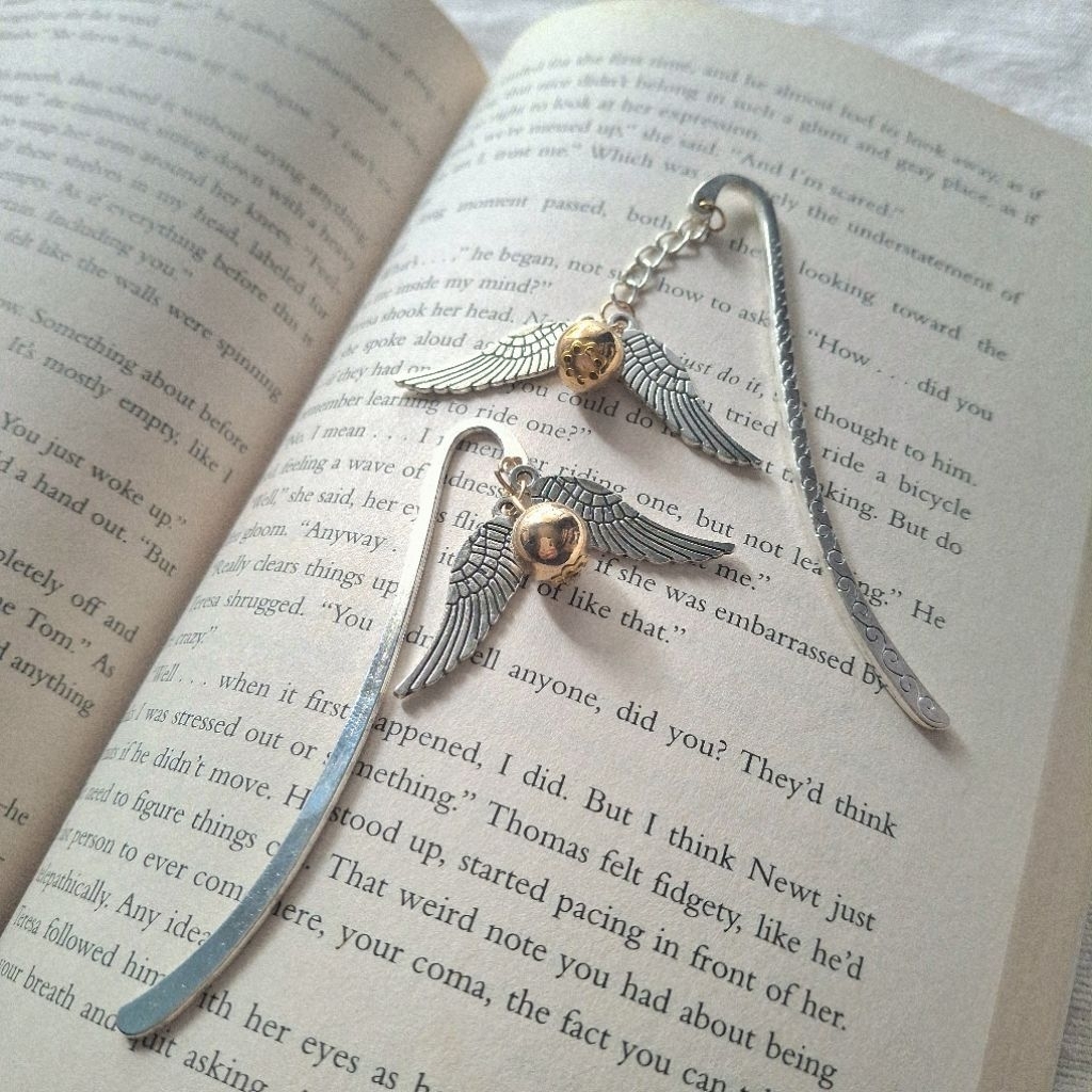 

Bookmark Harry Potter Pembatas Buku Golden Snitch Aesthetic