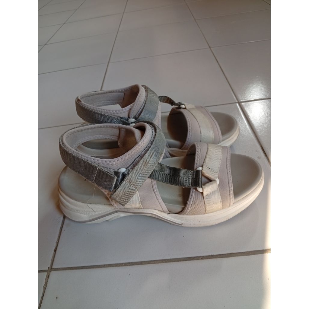Kronikel Sepatu Sandal Preloved