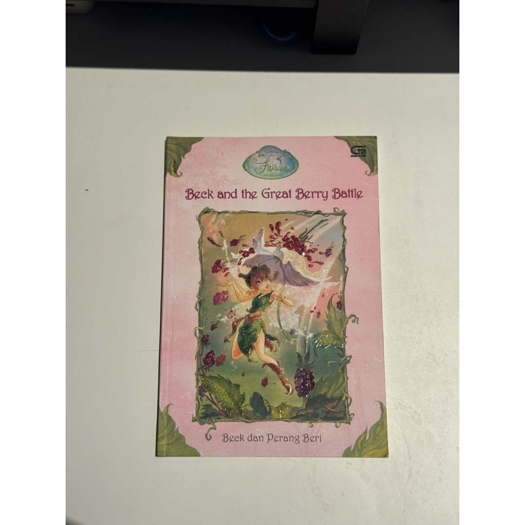 Disney Fairies Beck and the Great Berry Battle “Beck dan Perang Beri” Storybook Hardcover Glitter Bu