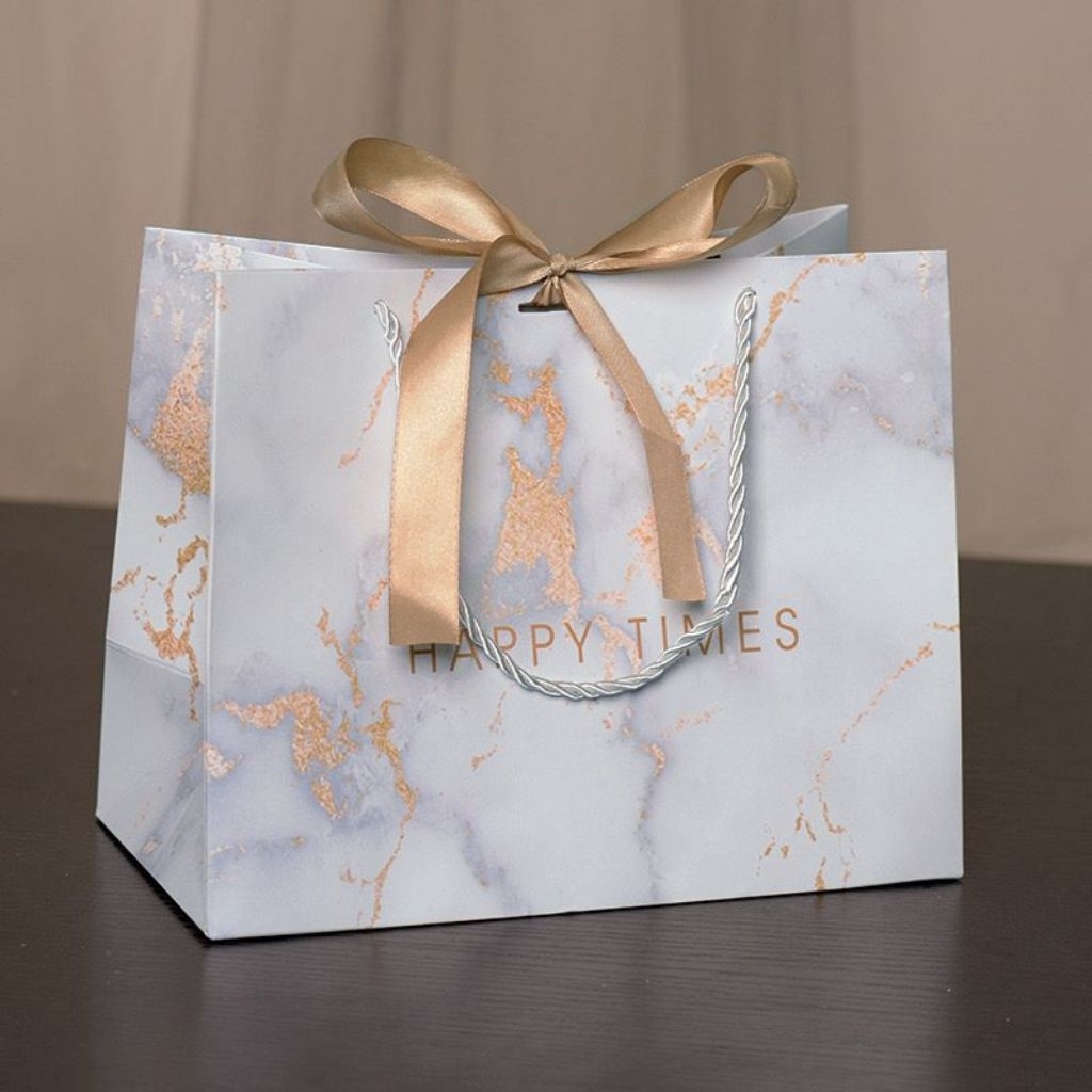 

Paper bag / Paper bag ultah / Paper bag souvenir / Paper bag lucu / Tas Kado / Tas Souvenir / Tas Hadiah