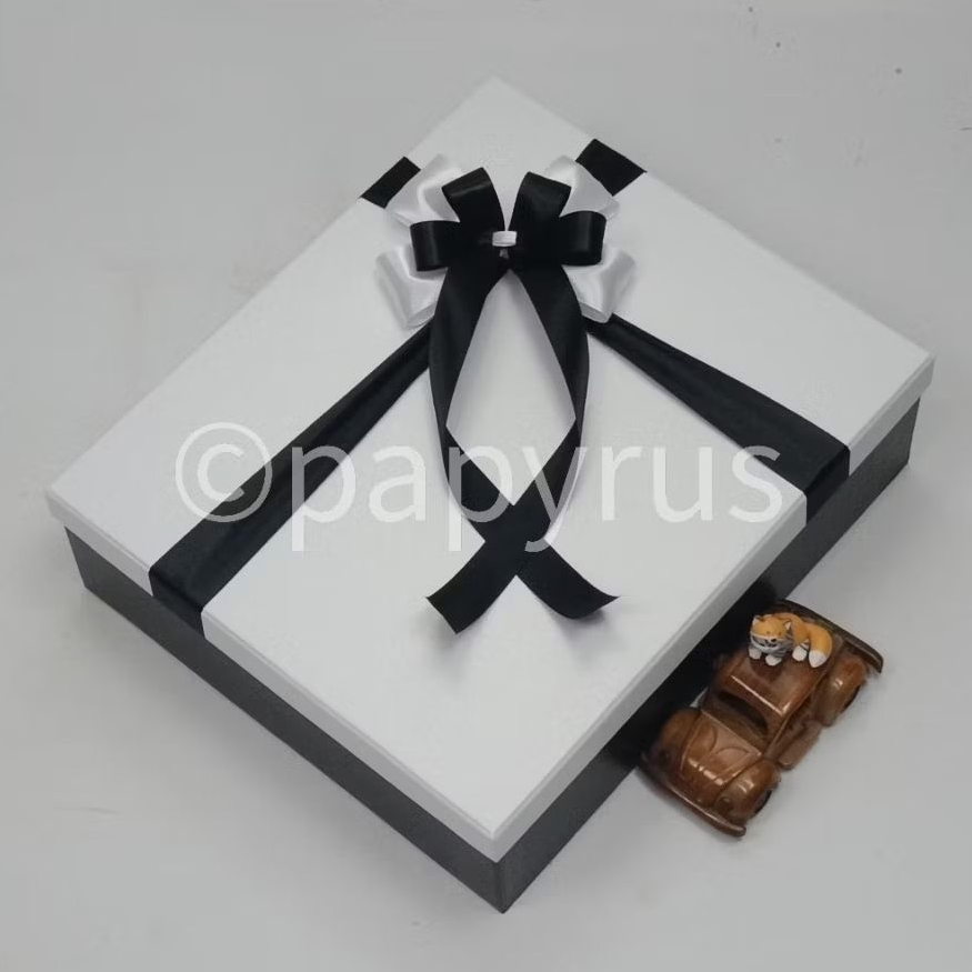 

PAPYRUS Kombinasi 30x35 Tinggi 10cm Kotak Kado Gift Box V2