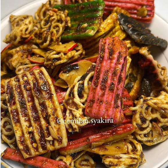 

Cemilan Syakira SEBLAK MIX 250gram pedas gurih daun jeruk
