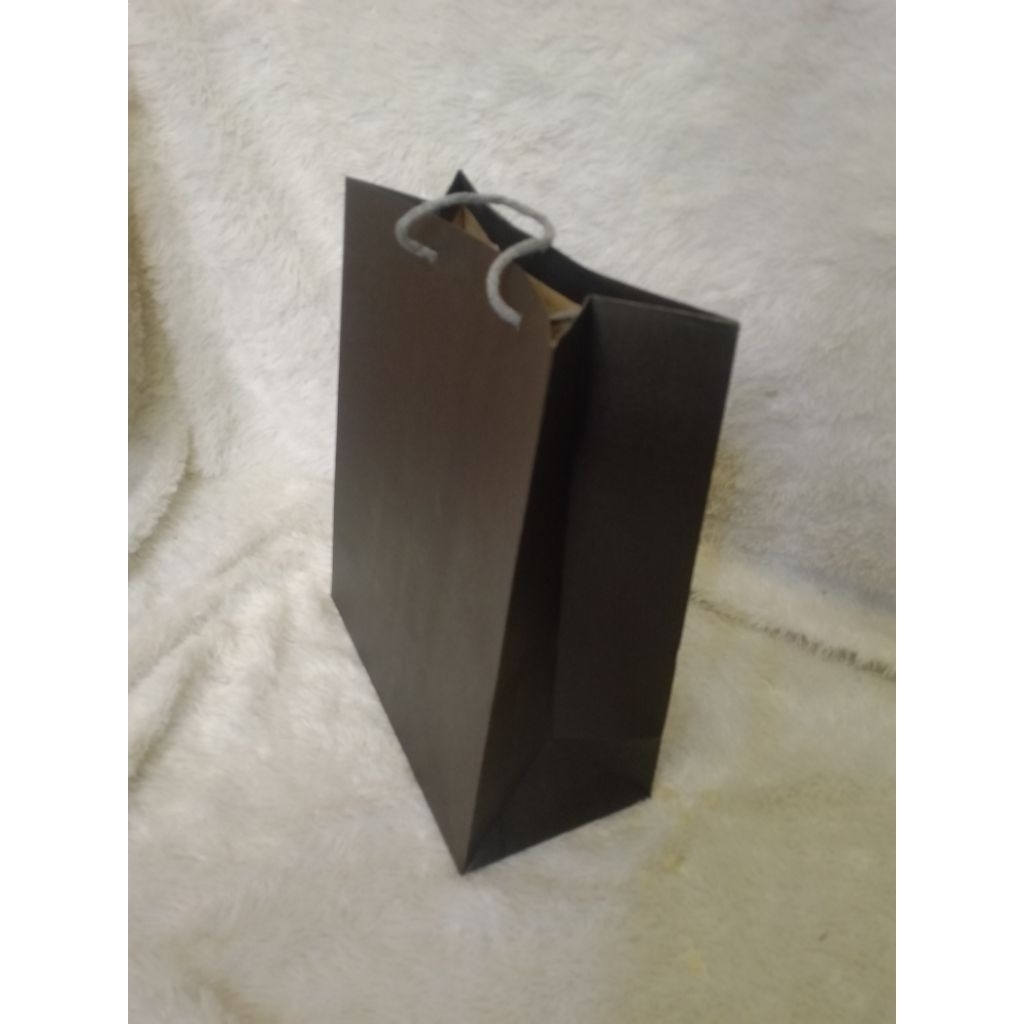 

Paper Bag Hitam Polos Ukuran 25 x 30cm