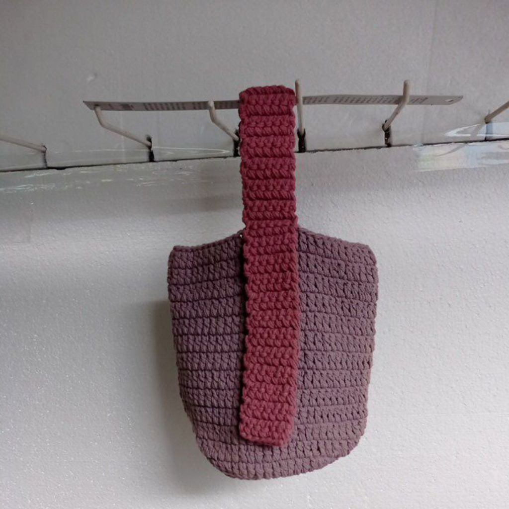 

Tas rajutan hand bag-alas-10x21,5cm-tinggi-20,5cm