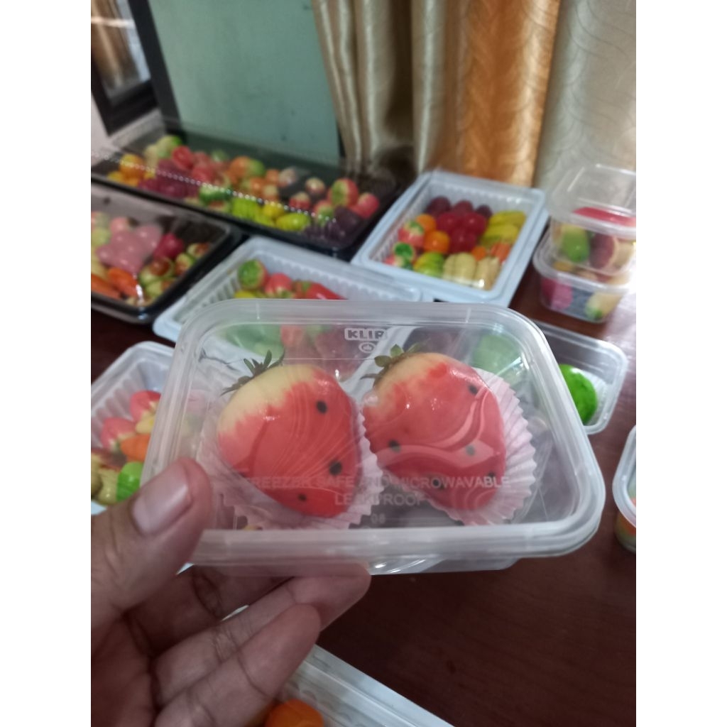 

Kue Lukchup Megalodon Isi strowberi Halal Manis Lembut Dessert Thailan viral Kue Fantasi Buah Mini