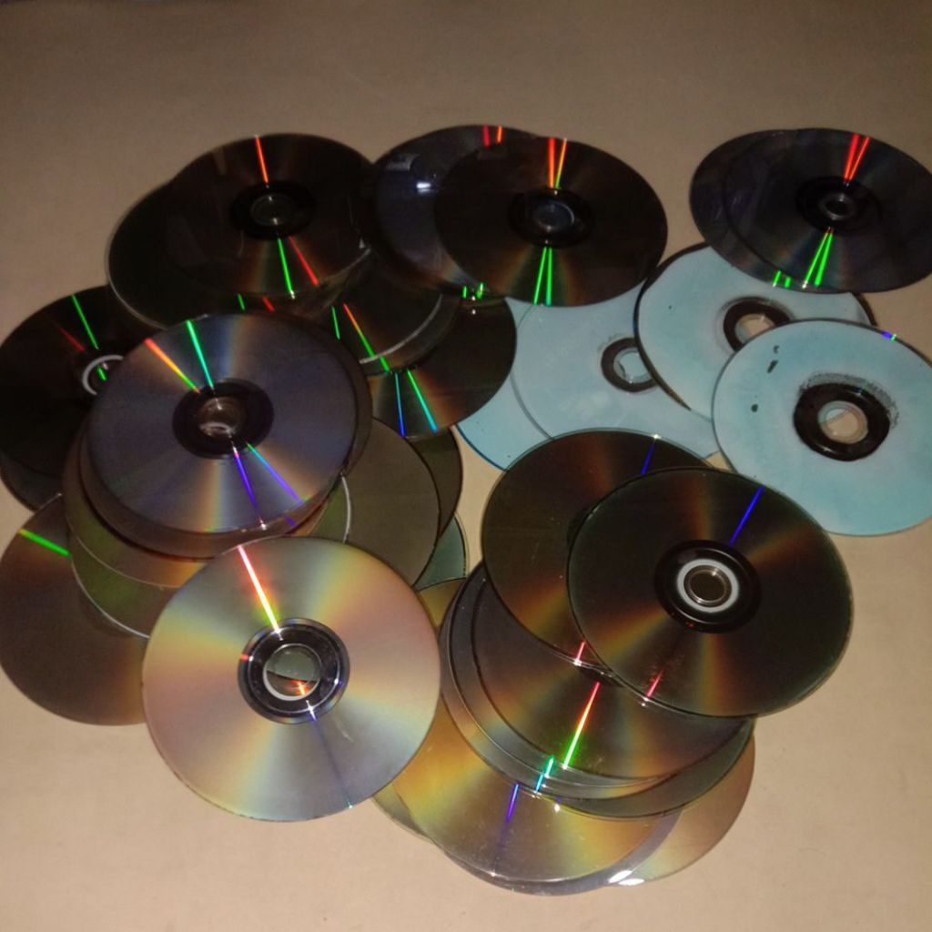 DVD VCD CD Bekas Untuk Hiasan Kerajinan Tangan Prakarya Pajangan (RUSAK)