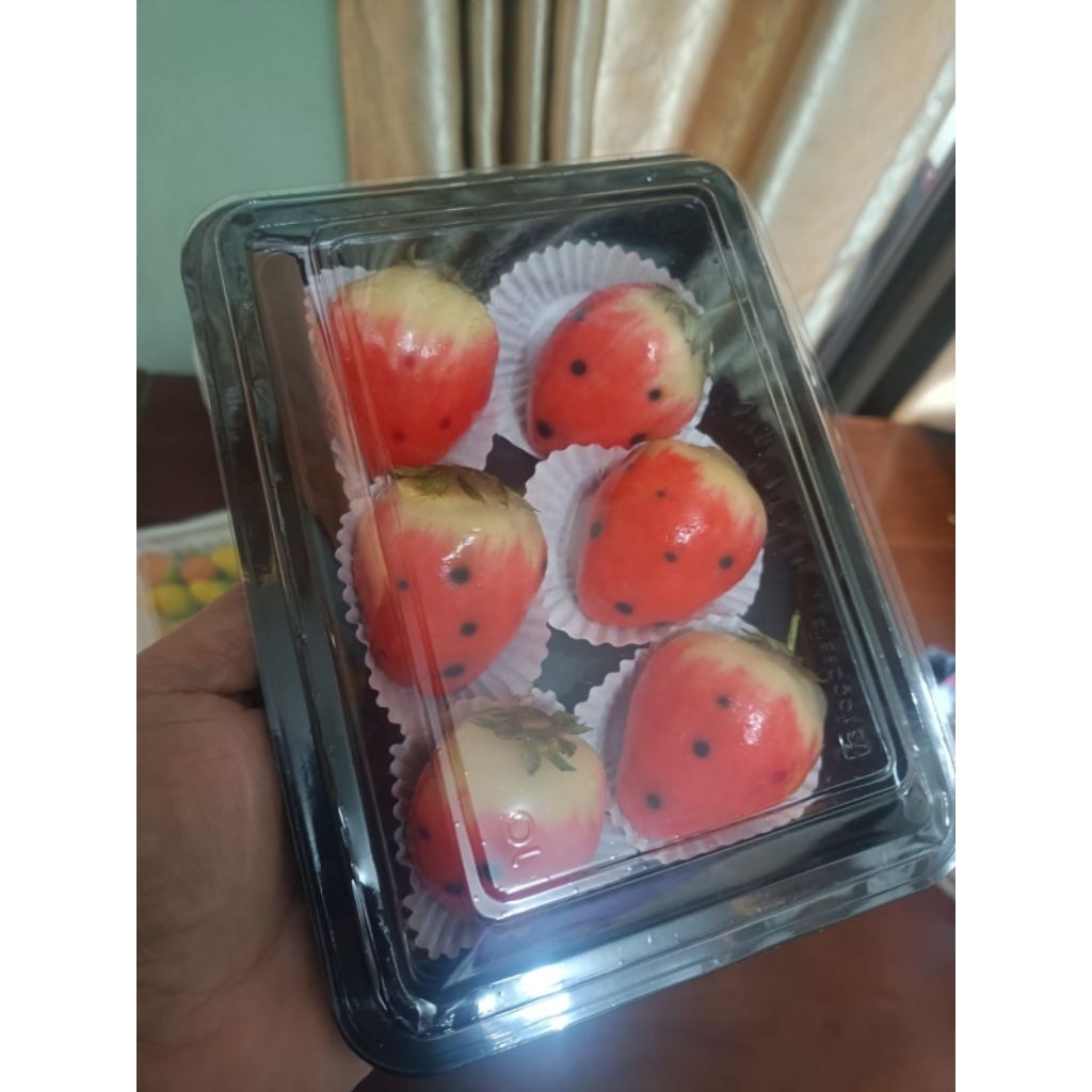 

Kue Lukchup Jumbo Megalodon Isi Stroberi