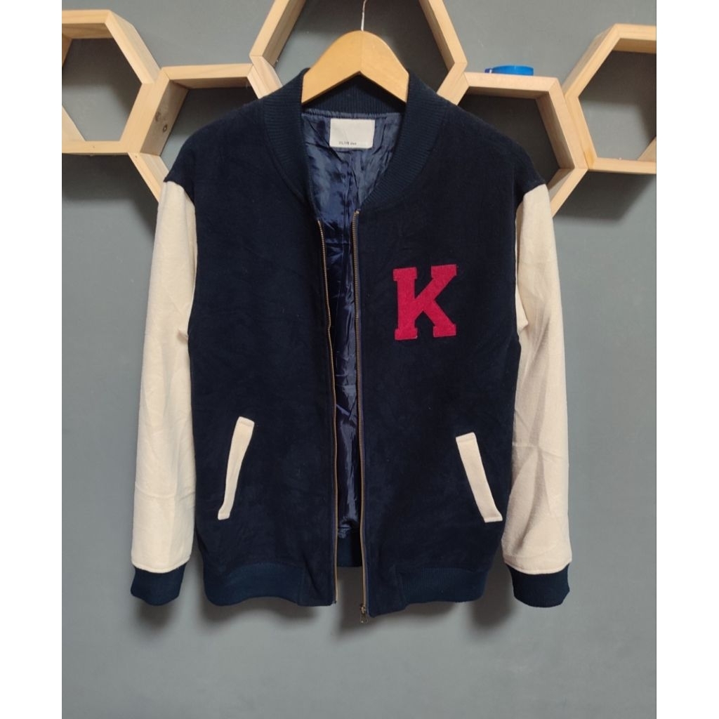 VARSITY INISIAL K