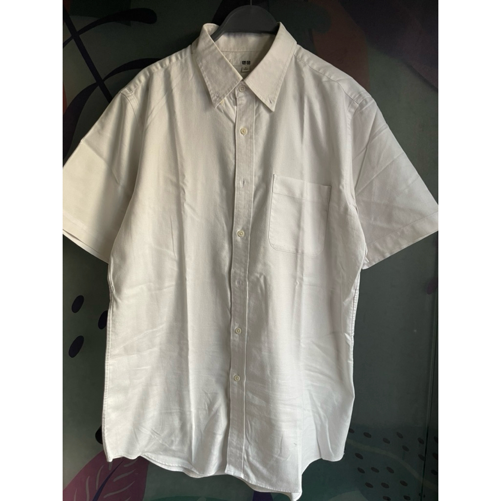 kemeja putih uniqlo lengan pendek