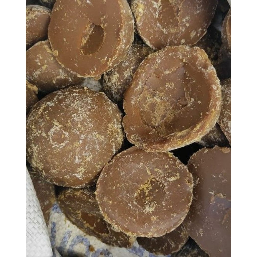 

Gula Jawa Asli – manisnya alami, rasanya nostalgia!Dibuat dari nira kelapa pilihan tanpa bahan kimia.Cocok untuk masakan, minuman,
