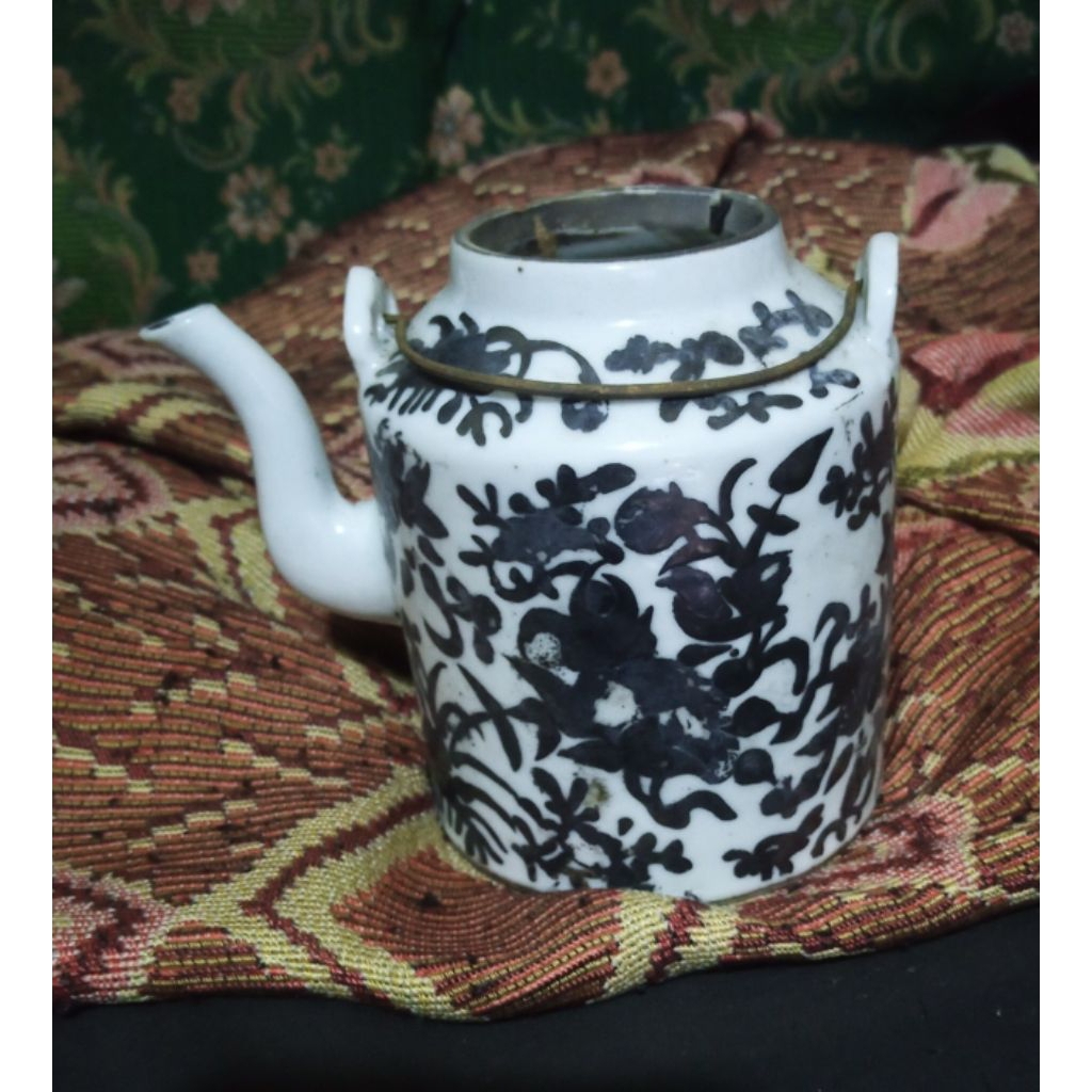 Keramik Teko Dengan Model Antik Jadul