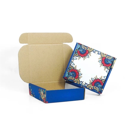 

(5pcs) Box Hampers Kemasan Kado Hadiah Souvenir Dus Snack 10x10x3cm Motif Batik Biru Putih