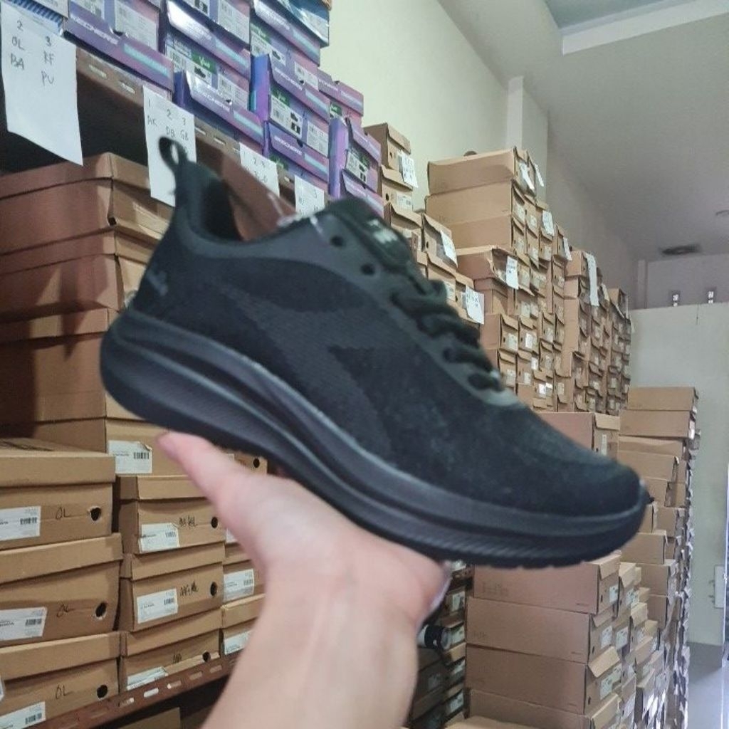 Sepatu Diadora full black HO sise 36
