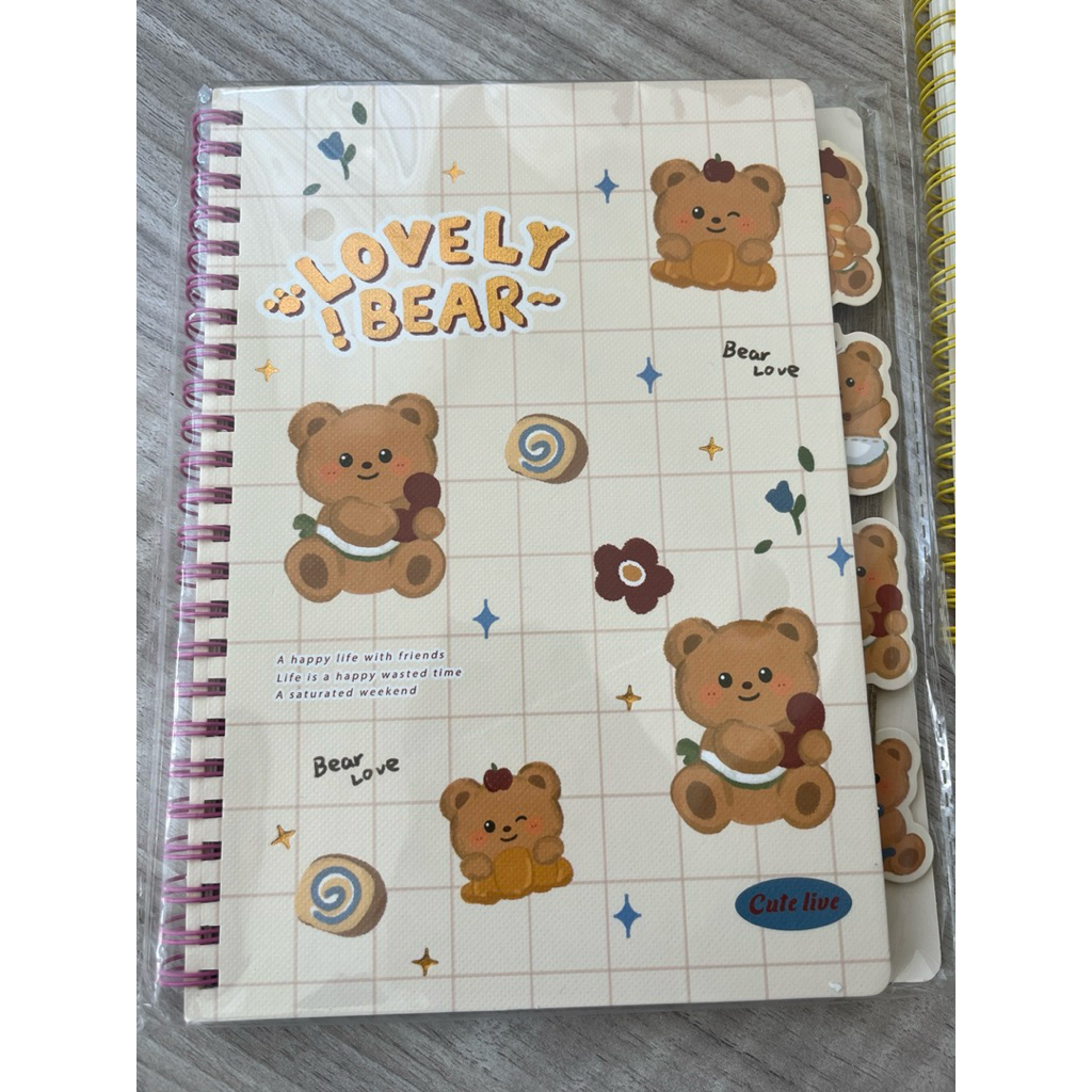 

Notebook A5 lovely bear dengan beberapa cover tebal sebagai batas buku.