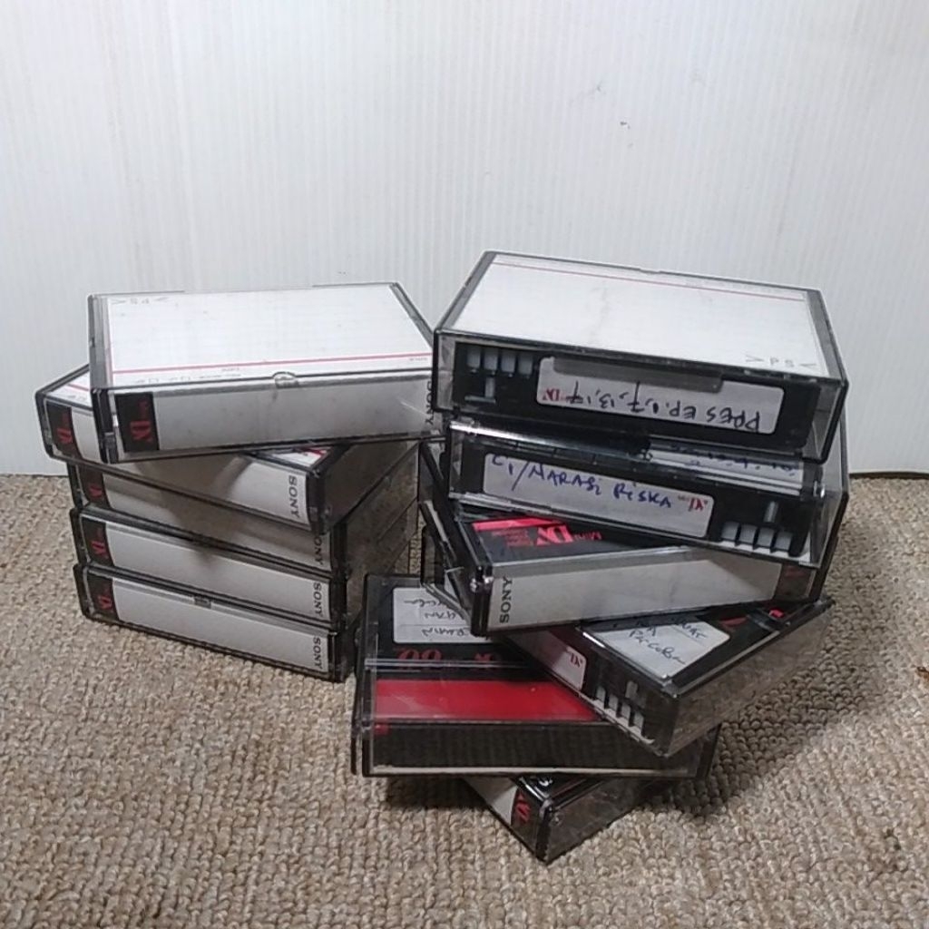 kaset pita Sony MiniDV dan video 8 handycam bekas untuk koleksi