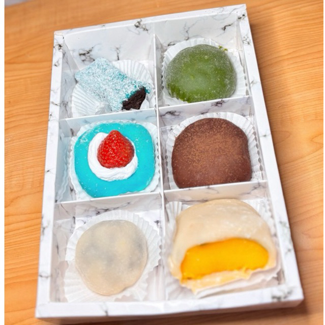 

Mochi Sweetest Six(Isi 6)(mochi mangga, softcake oreo, matcha strawberry, coklat, daifuku, buble gum strawberry)