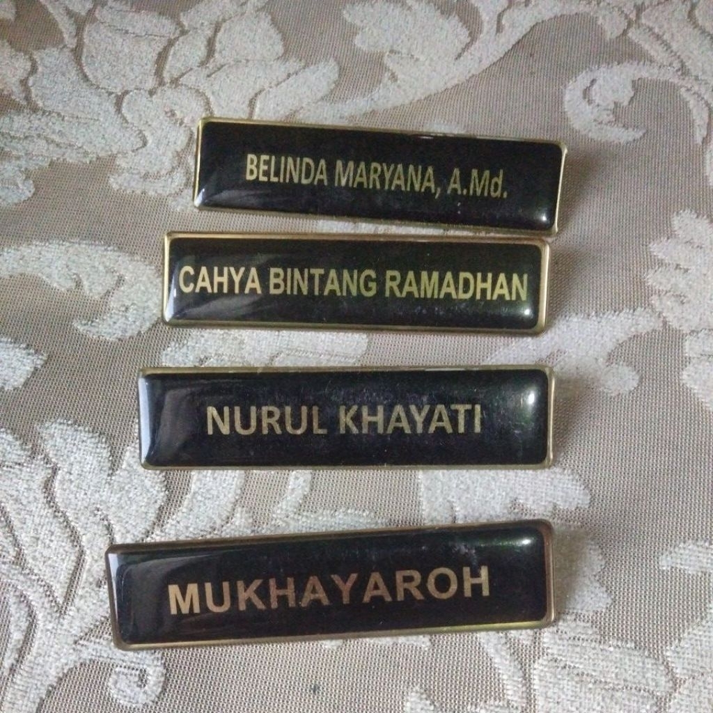

papan nama dada bahan kuningan
