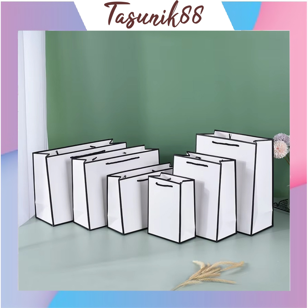 

⭐TasUnik88⭐ Paper Bag Ribbon Handle Hitam Putih / Paper Bag Goodie Bag / Tas Kertas Pegangan Pita Mewah Luxury R1258