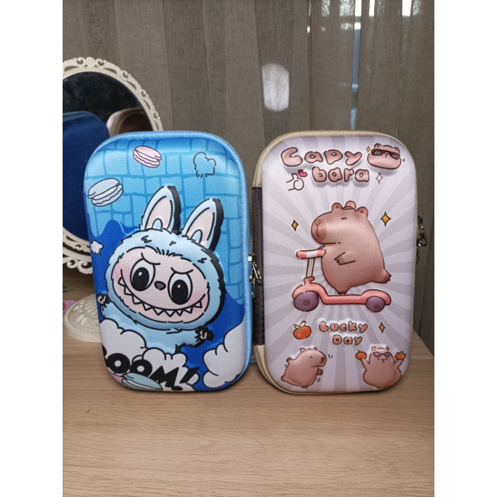 

Tempat Pensil Capybara Labubu