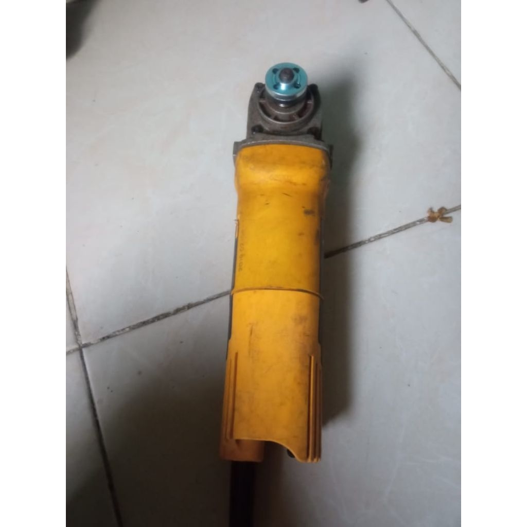 Gerinda tangan merek dewalt kondisi bekas tapi normal semua suara halus siap pakau kerja