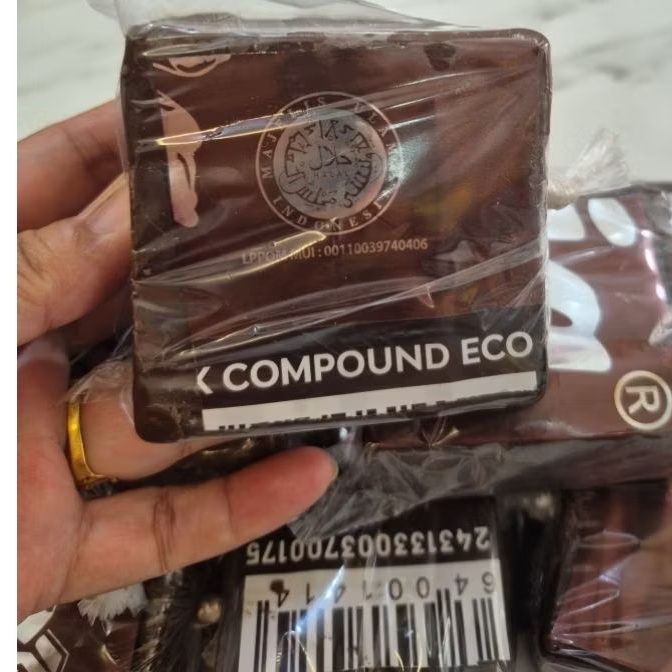 

cokelat dunia compound hitam manis repack +/- 245 gram