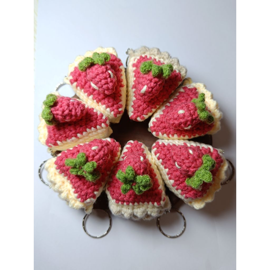 Gantungan Kunci Rajut Cake Slice Strawberry