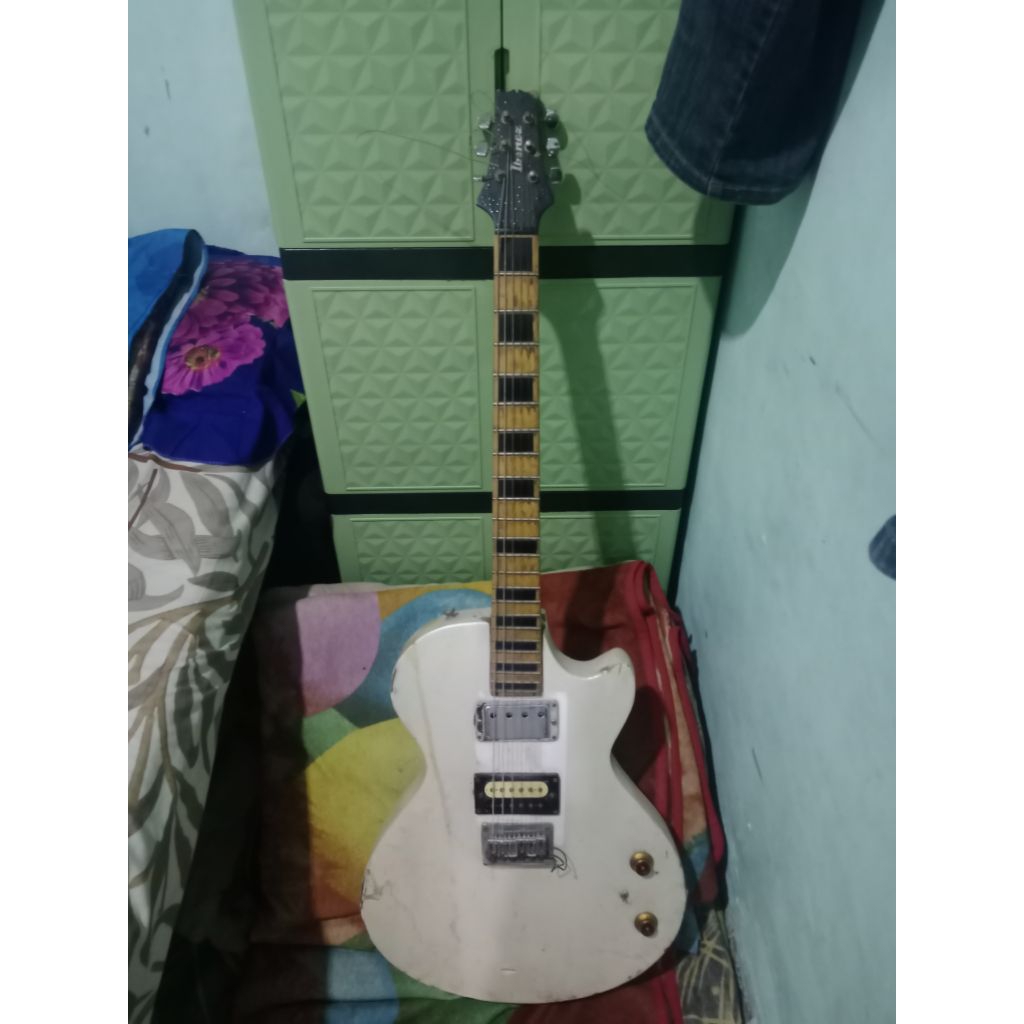 gitar listrik Ibanez
