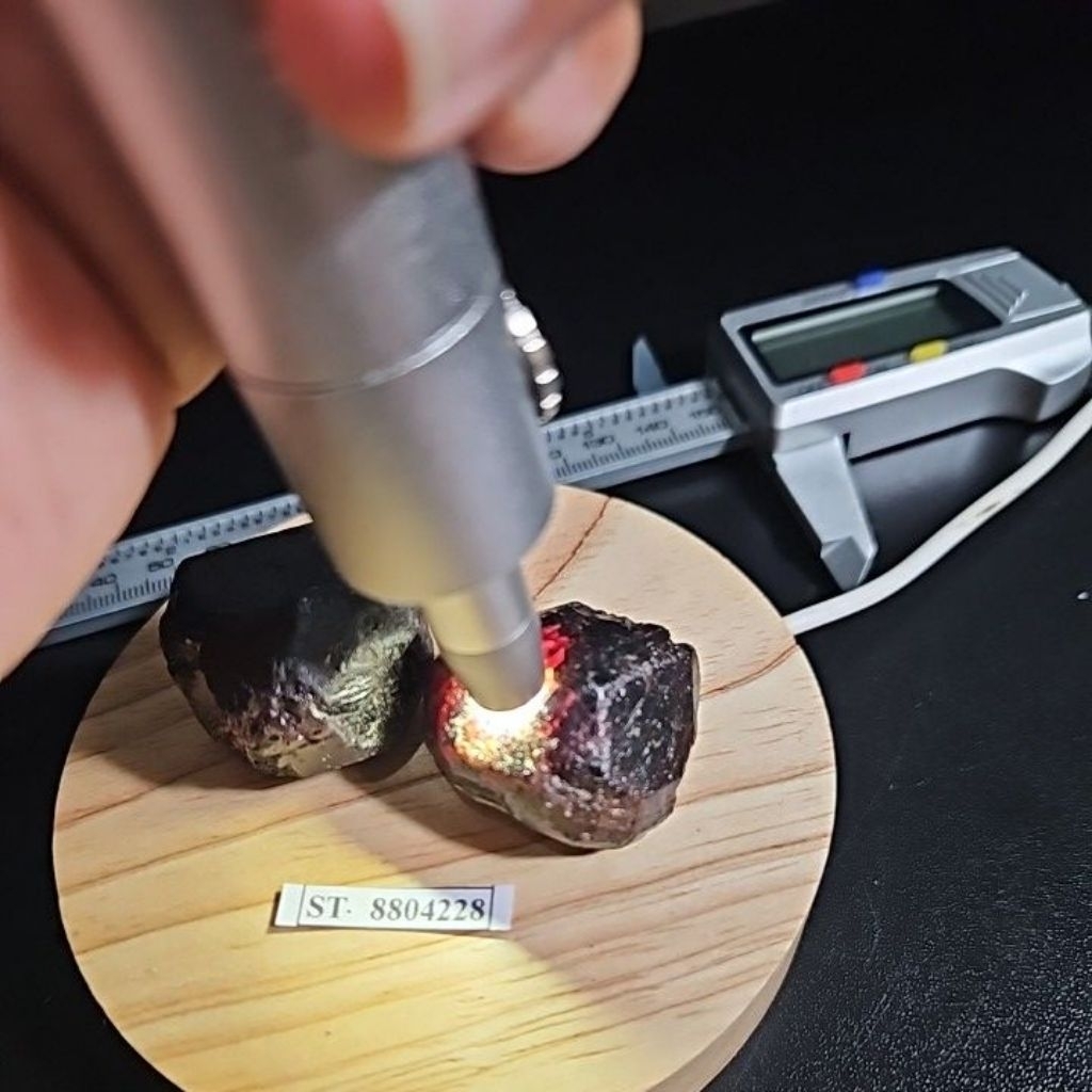 BATU RED GARNET ROUGH BATU ASLI