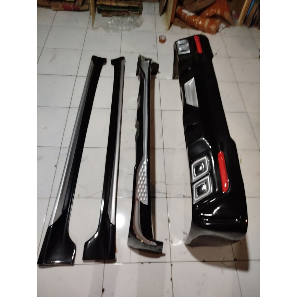 bodykit mobil calya warna hitam motif merah silver
