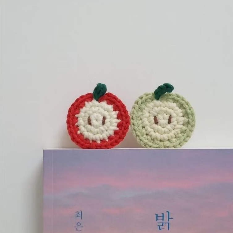 

apple bookmark clip by syndeisy | crochet apple bookmark clip